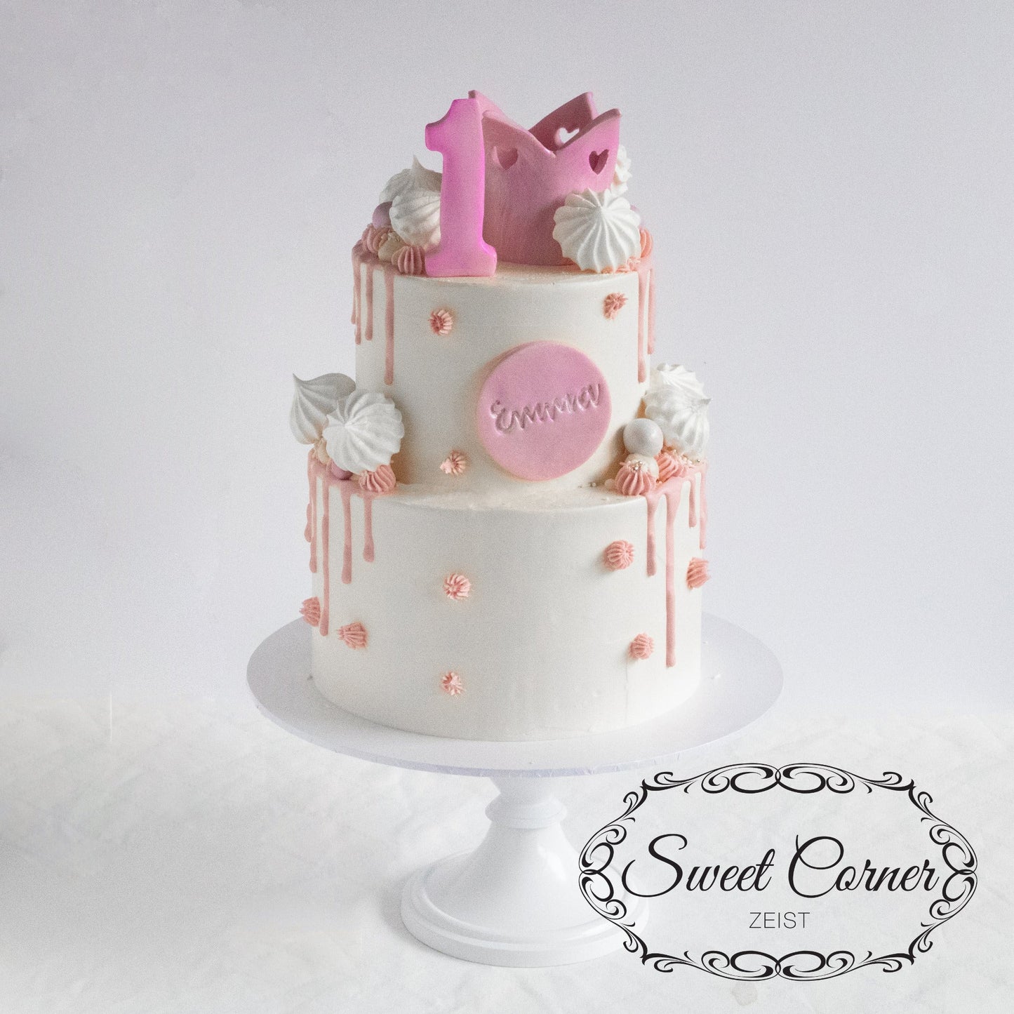 2-laagse prinses taart met kroon topper en pastel drip