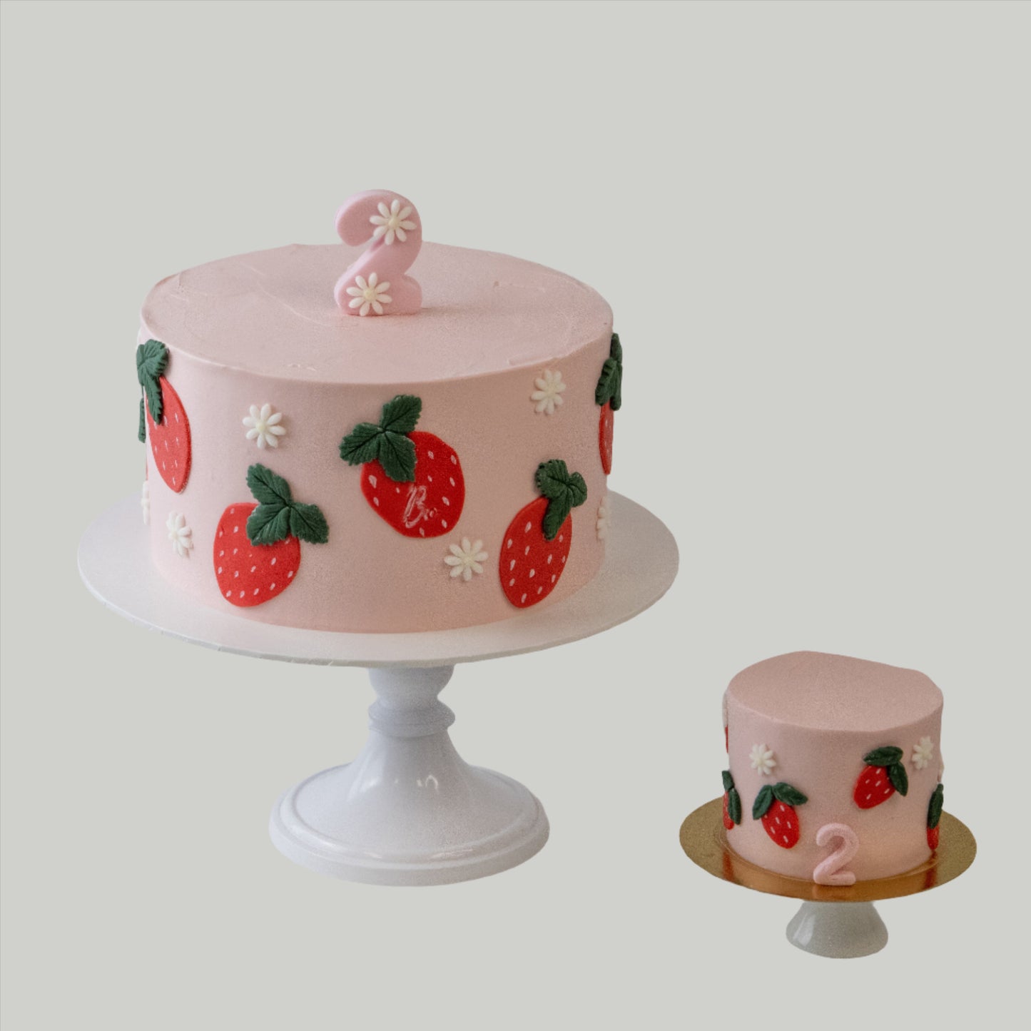 Roze minitaartje met aardbei decoratie en cijfer 2, kleine gepersonaliseerde kindertaart