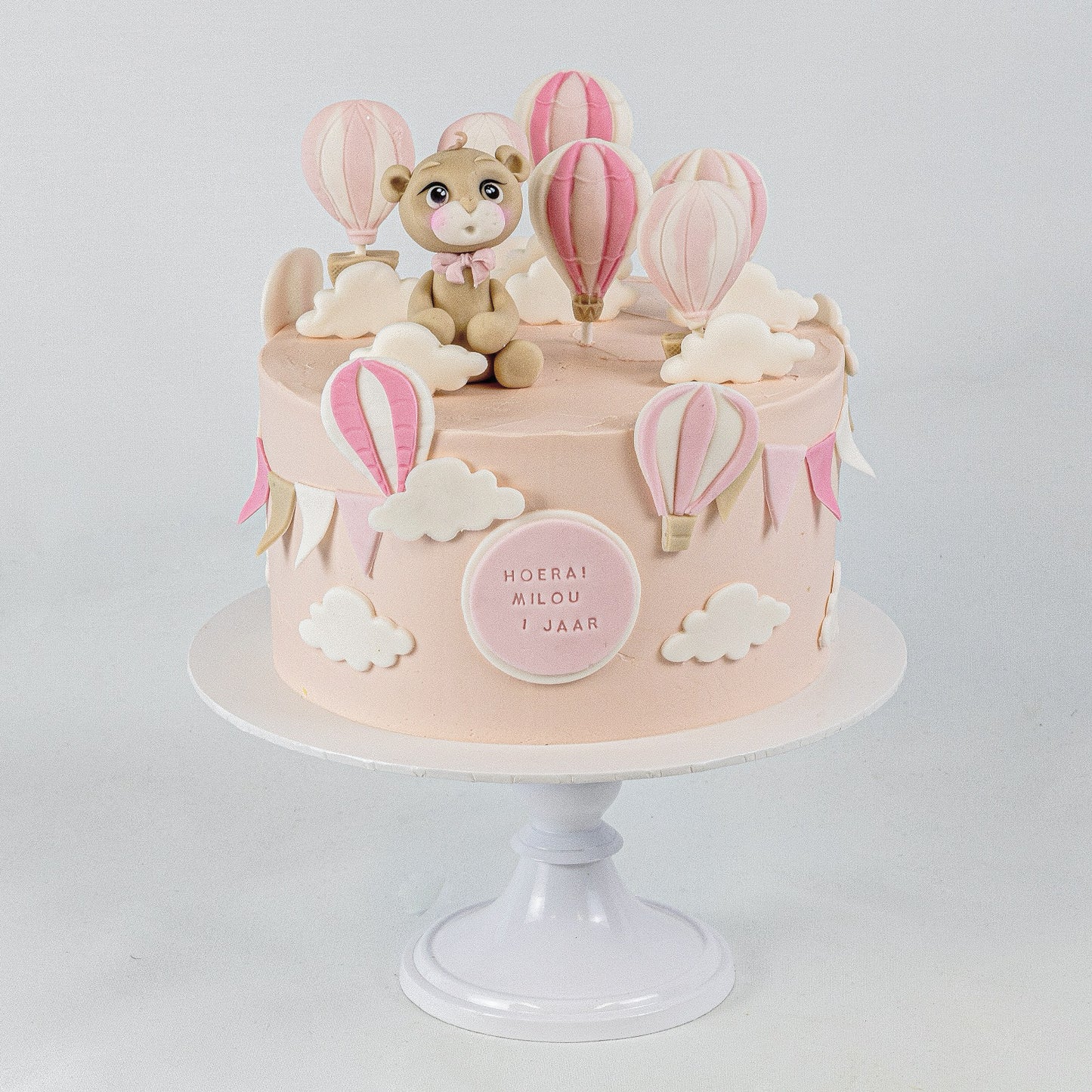 Baby verjaardagstaart met luchtballonnen en teddy beer