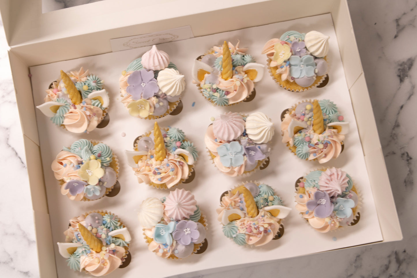eenhoorn bloemen cupcakes bestellen Zeist Utrecht traktatie bezorgen Driebergen Doorn eerste verjaardag Houten Bilthoven Soesterberg