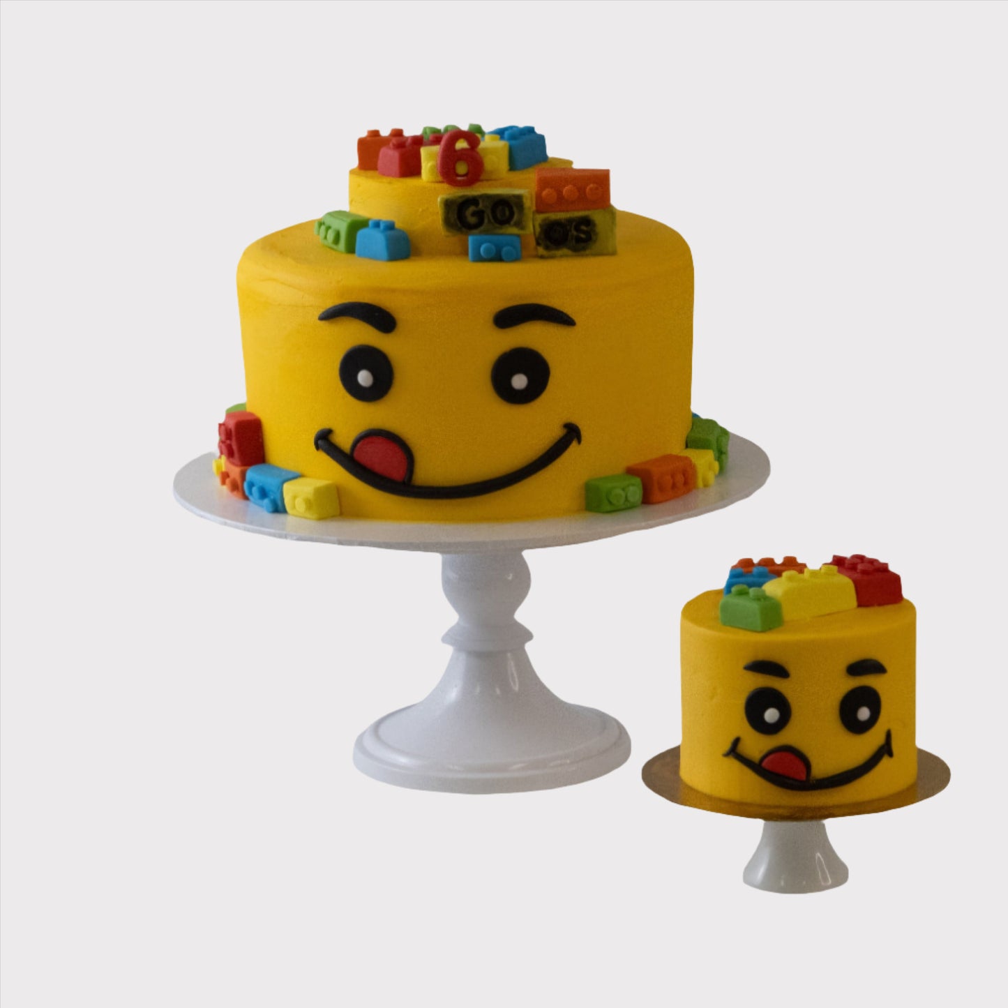 Gele minitaart met kleurrijke bouwstenen decoratie, mini verjaardagstaart voor kinderen
