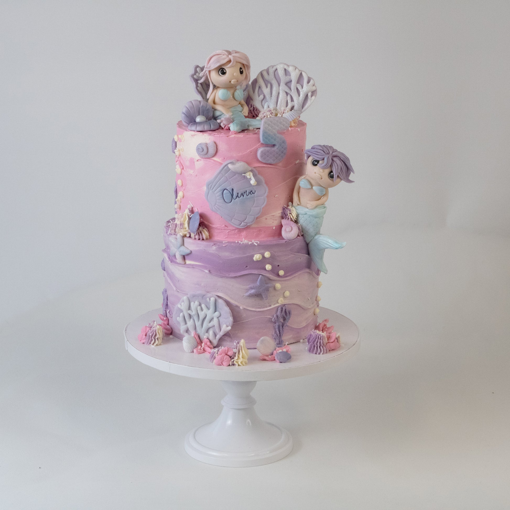 Meerlaagse zeemeermin taart met onderwaterdecoraties en naam – luxe mermaid thema kindertaart