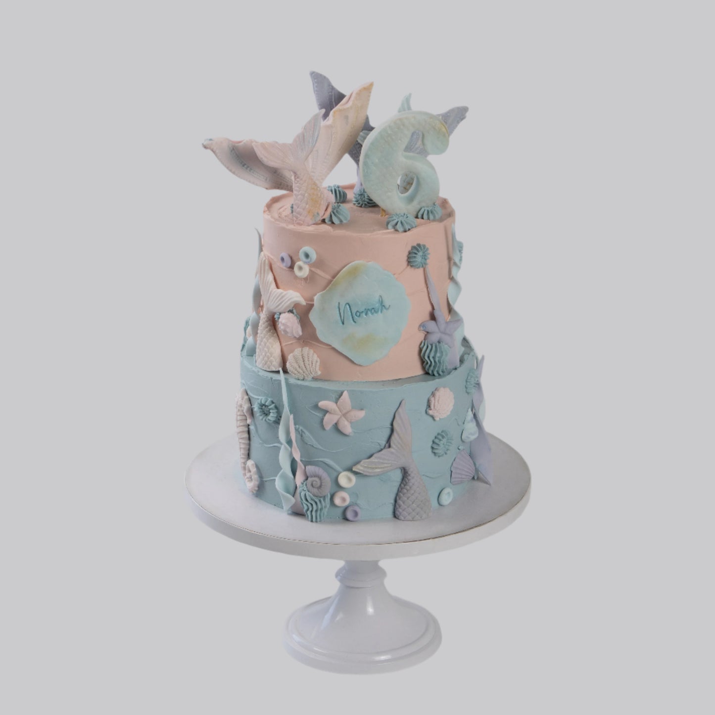 Mermaid cake met zeemeermin thema, pastelblauw en roze decoraties – handgemaakte taart van Sweet Corner Zeist