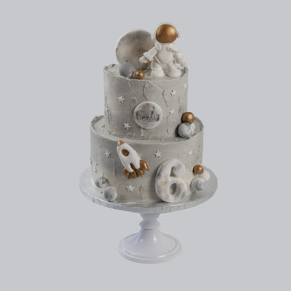 Twee lagen galaxy kindertaart met astronaut, raket en sterrenstelsel ontwerp
