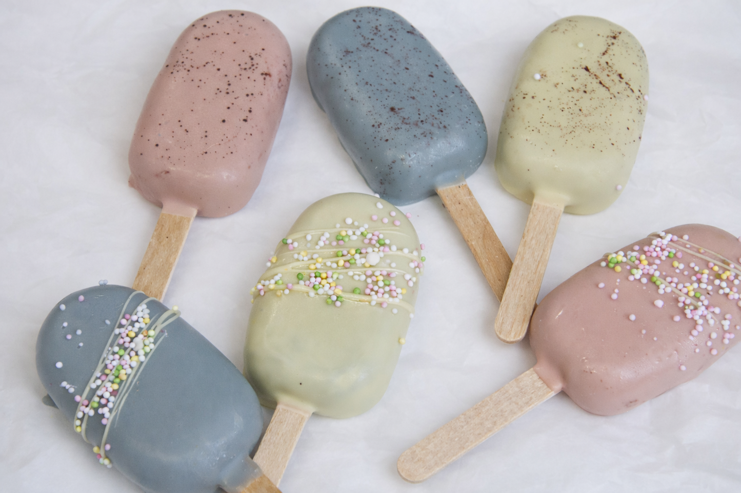 Pastel cakesicles met chocolade en paassprinkles – handgemaakte paas cake pops op stokje met lokale bezorging in Zeist en omgeving Utrecht.