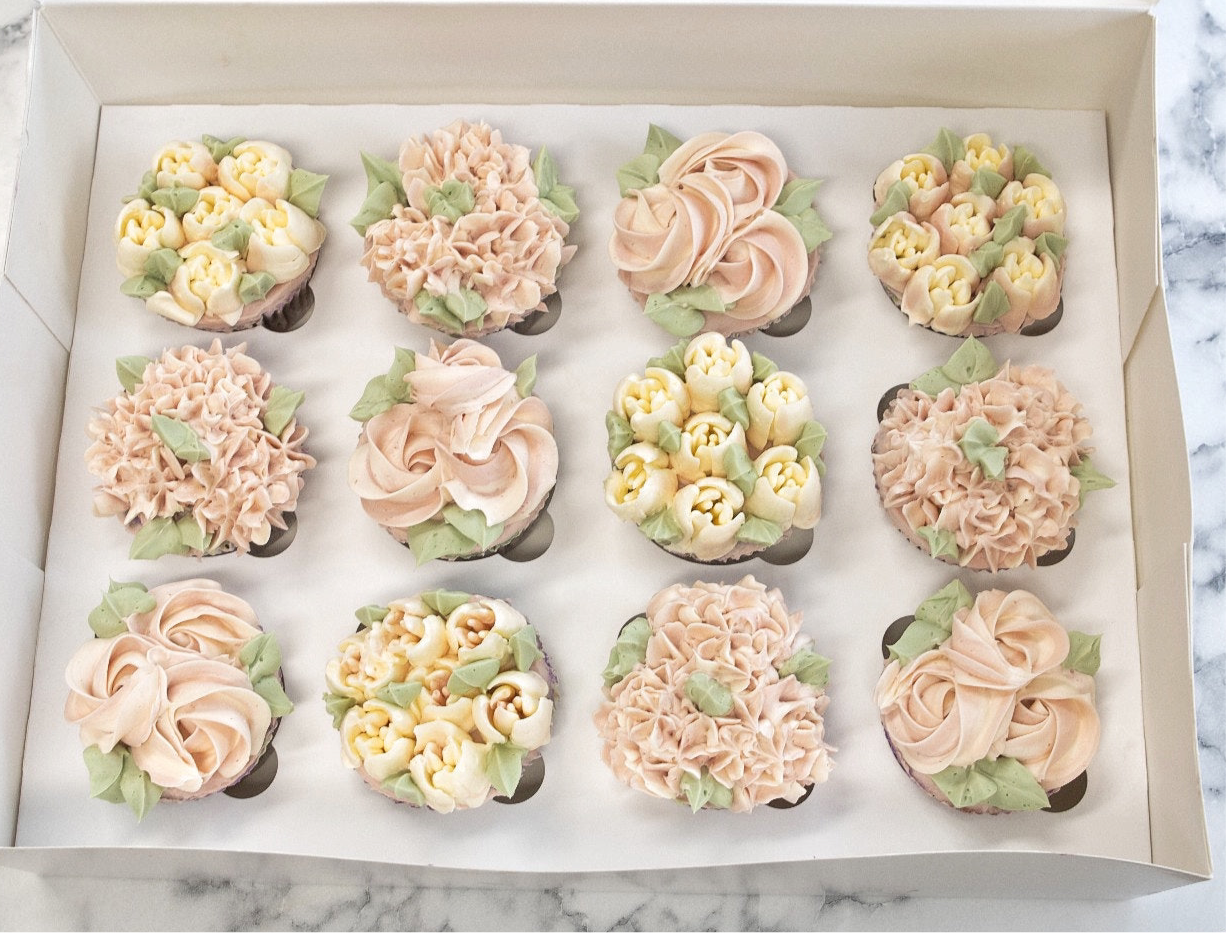 Cupcakes met botercrème bloemen in kleuren naar keuze voor lokale bezorging in Zeist en omgeving