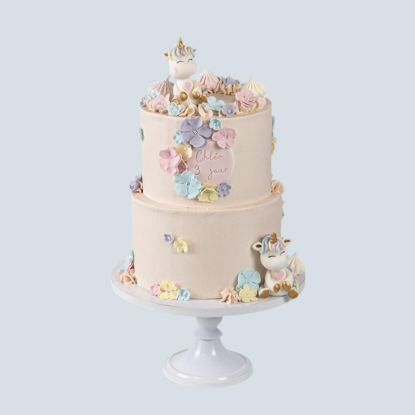 Detail van baby eenhoorn taart met fondant eenhoorn en speelse versiering