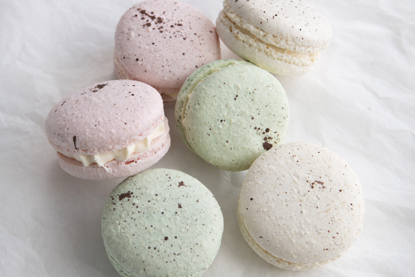 Pastel macarons met chocolade spikkels – luxe paas macarons van een lokale bakery in Zeist met bezorging in regio Utrecht.