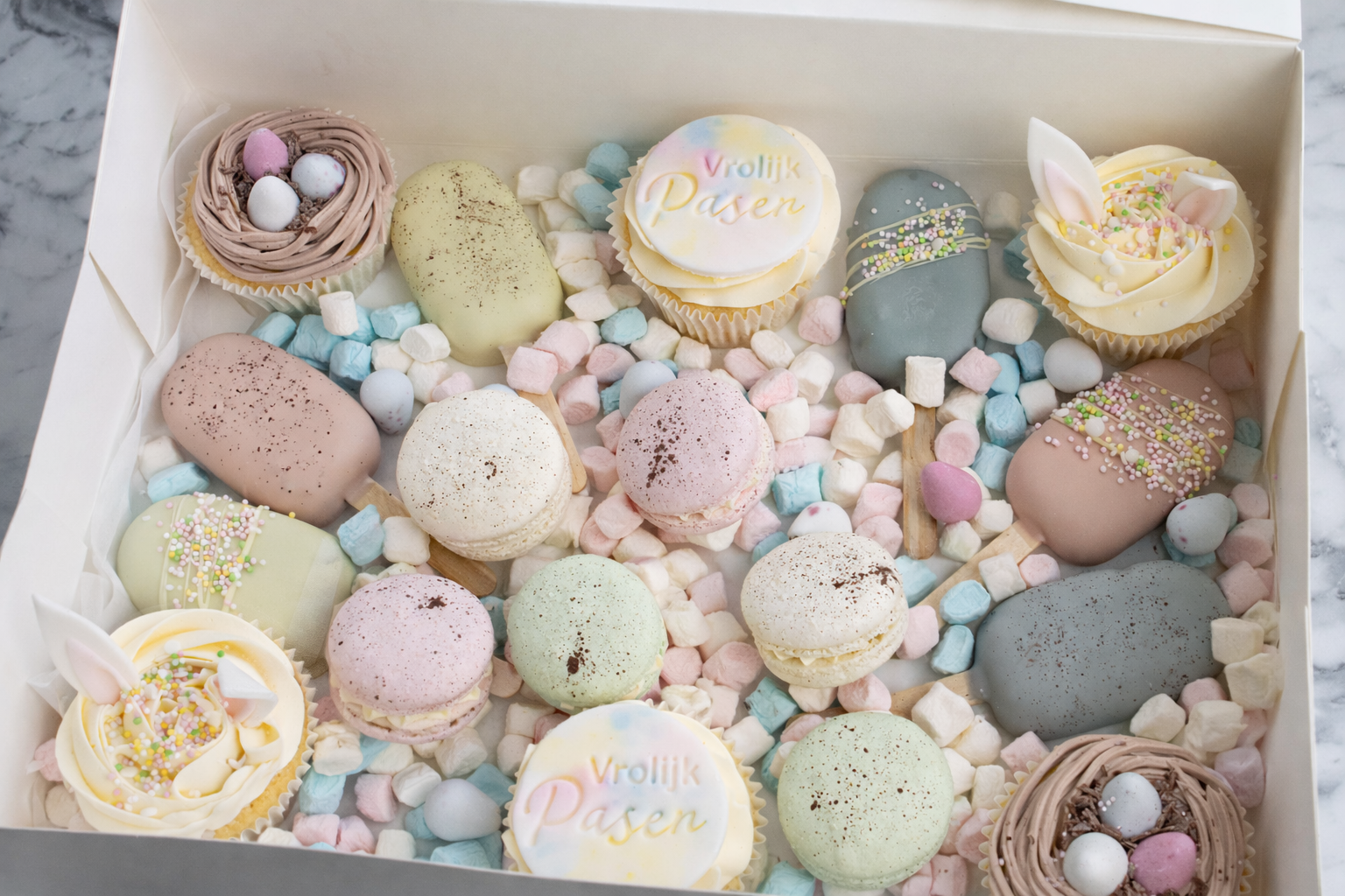 Paas dessert box met macarons, cupcakes, cakesicles en mini marshmallows – luxe paas lekkernijen met lokale bezorging in Zeist en regio Utrecht.