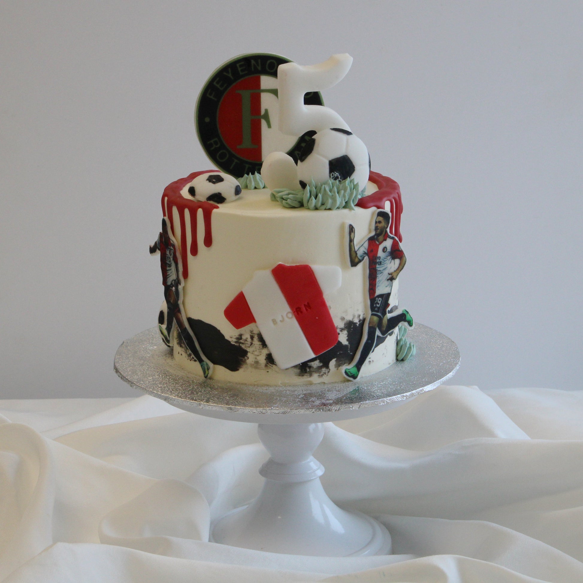 Gepersonaliseerde voetbal taart in clubkleuren voor verjaardag