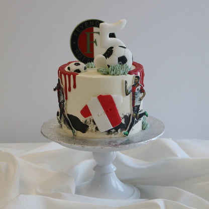 Gepersonaliseerde voetbal taart in clubkleuren voor verjaardag