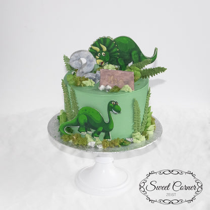 Dino taart met fondant bladeren, rotsjes en eetbaar mos
