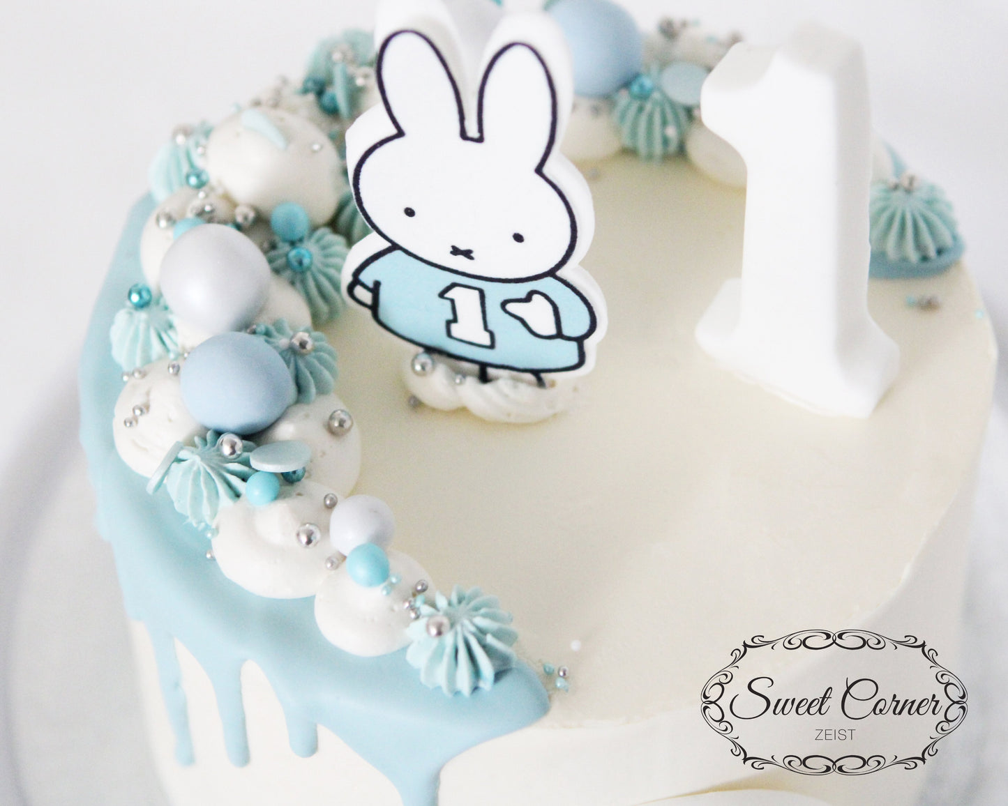 Nijntje kindertaart met zachte botercrème en themadecoratie