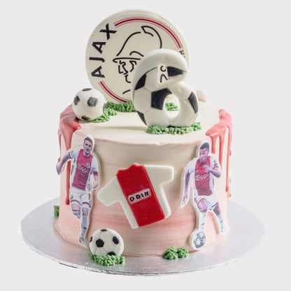Voetbal thema kindertaart met fondant decoraties, lokaal bezorgd in Zeist