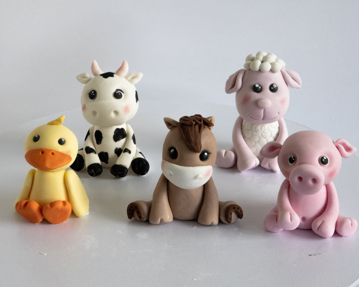 Detail van boerderij taart met fondant dieren zoals koe en schaap